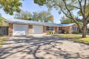 Interior - Updated 'blue Door Haus' ~ 1 Mi to Main St! (Fredericksburg)