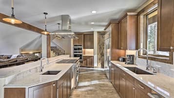 House (5 Bedrooms) | Interior