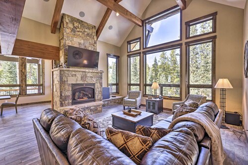 3 Fireplaces & Mtn View: Luxe Home in Breckenridge