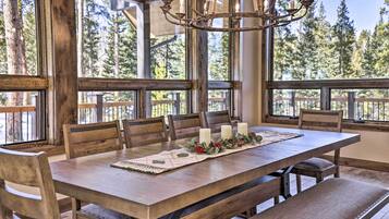 House (5 Bedrooms) | Interior