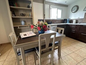 Réfrigérateur, micro-ondes, plaque de cuisson, lave-vaisselle