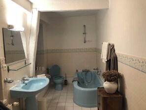 Bathroom - 4 guest rooms with summer pool in an 18th-century Manoir Baie de Somme (Forest-Montiers)