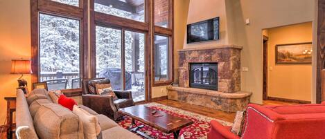 House (6 Bedrooms) | Living area | TV, fireplace, video game console, ping pong