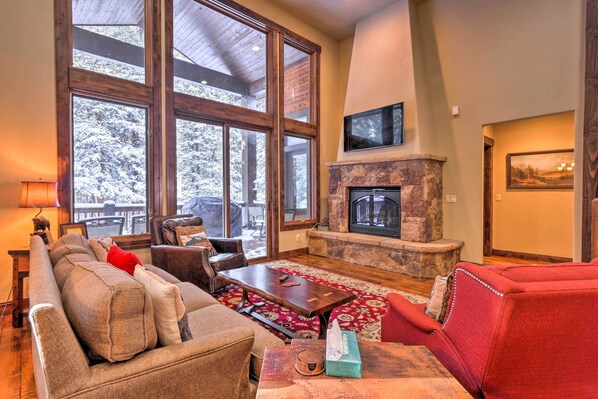 ハウス (6 Bedrooms) | リビング エリア | テレビ、暖炉、テレビゲーム機、卓球台