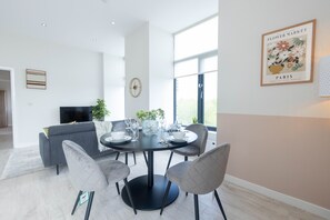Dining room - Leeds Haven - Niche 1 & 2 Bedroom Apartments with Cityscape views by Sojo Stay (Leeds)
