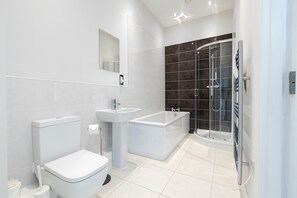 Appartement exclusif, 2 chambres | Salle de bain | Douche, serviettes fournies, papier de toilette