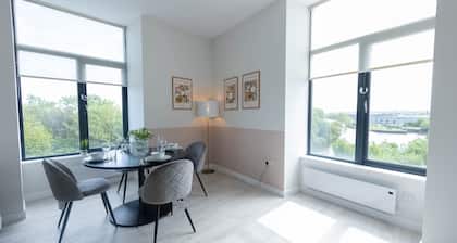 Leeds Haven - Niche 1 & 2 Bedroom Apartments with Cityscape views includes parking upon availability by Sojo Stay
