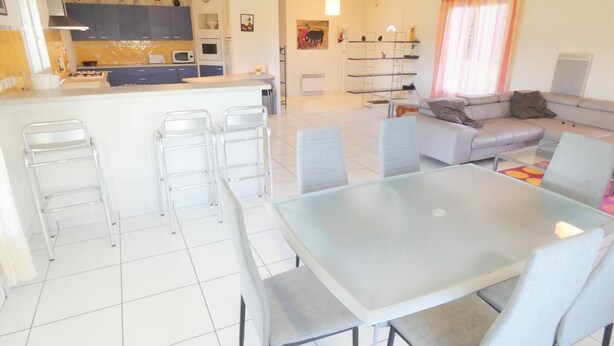 A modern apartment with a kitchen, dining area, and living room. - Gîte de Deze - Herm - Gîte (HERM)
