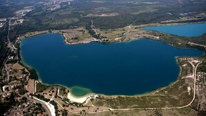 An aerial view of a large lake with surrounding roads and buildings. - Tamaris - Morcenx - Gîte (MORCENX)