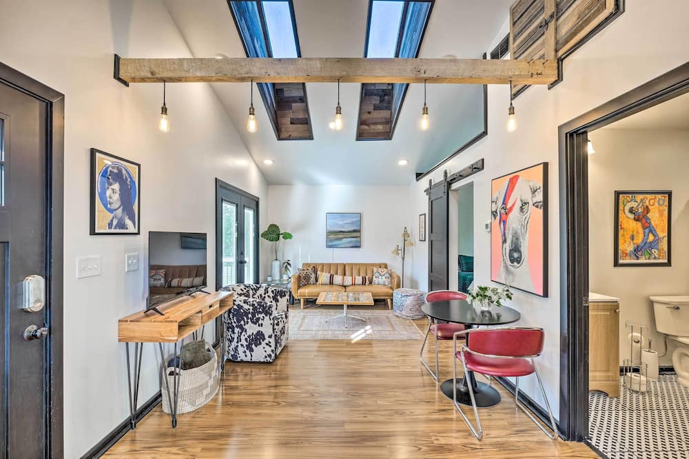Modern Louisville Apartment w/ Furnished Deck - Strathmoor Manor, KY