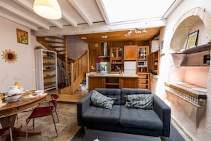 TV, fireplace - Le Gîte du Barbé - Biaudos (BIAUDOS)
