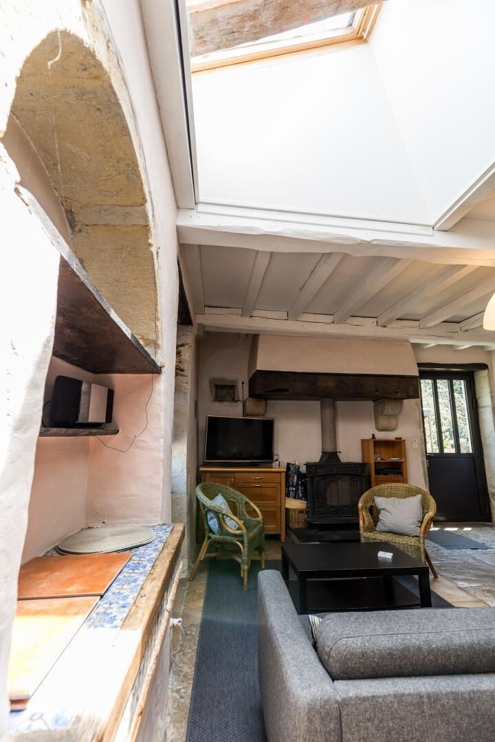 Un espacio habitable compacto con televisión, sofá y chimenea.