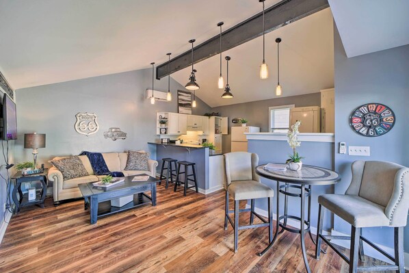 Living area - Calming Tulsa Home, 1/2 Mi to Cherry St Fun! (Tulsa)