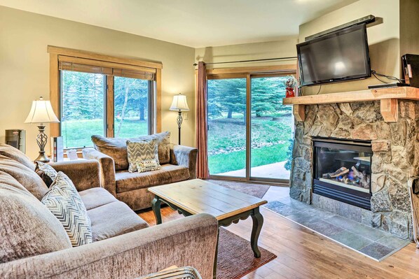 Living area - Cozy Red Hawk Lodge Condo: Walk to River Run! (Keystone)