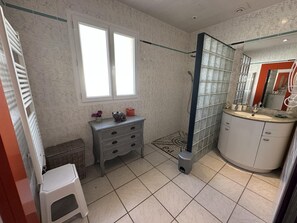 Douche, serviettes fournies
