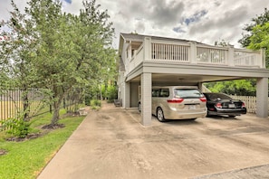 Apartment (0 Bedroom) | Interior - Studio in College Station w/ Expansive Deck! (College Station)