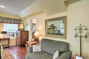 Apartment (0 Bedroom) | Interior - Studio in College Station w/ Expansive Deck! (College Station)