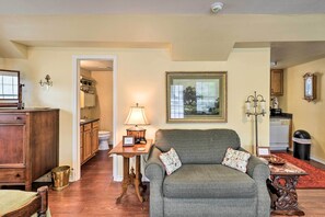 Apartment (0 Bedroom) | Interior - Studio in College Station w/ Expansive Deck! (College Station)