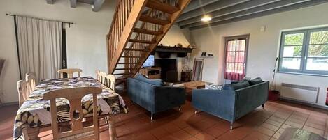 TV, fireplace