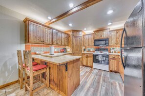 Apartment (4 Bedrooms) | Private kitchen | Microwave, oven, stovetop, dishwasher - Ruidoso Condo w/ Hot Tub: Long Walk to Midtown! (Ruidoso)