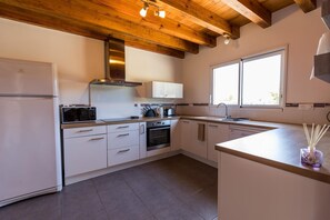 微波爐、焗爐、洗碗機、餐桌