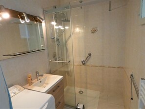 Shower, towels
