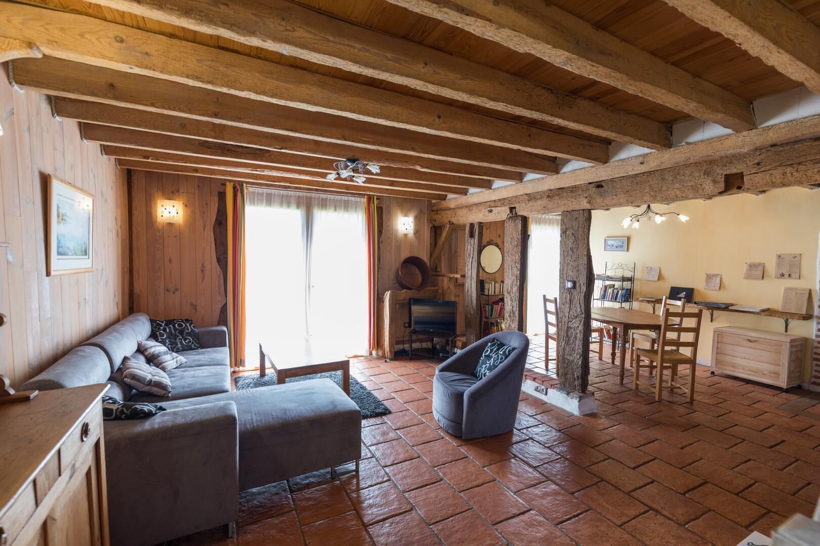 Een televisie en een open haard