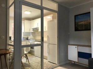 Lavavajillas y cafetera y tetera 