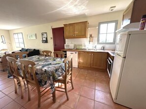 Mikrowelle, Geschirrspüler, Hochstuhl, Gefrierschrank