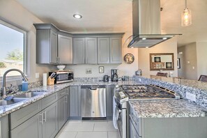 Microondas, horno, placa de cocina, lavavajillas