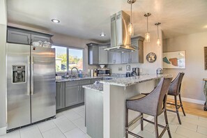 Microwave, oven, stovetop, dishwasher - Gorgeous Albuquerque Getaway w/ Private Yard! (Albuquerque)