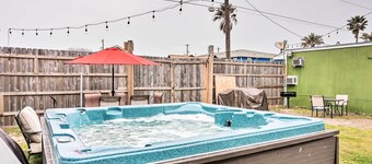 Walk to Beach: Breezy Galveston Apt w/ Deck!