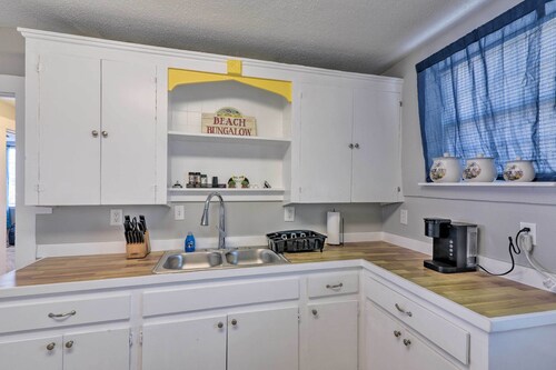 Walk to Beach: Breezy Galveston Apt w/ Deck!