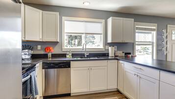 House (3 Bedrooms) | Interior