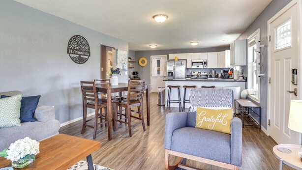 A modern living room with a dining area, kitchen, and a small bar area. - Charming Mcminnville Home - Walk to Wineries! (McMinnville)
