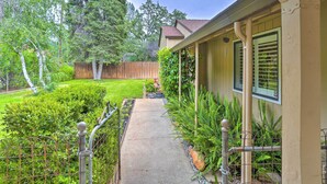 A house with a covered porch, a concrete pathway, and a wooden fence. - Quiet Location! Shasta Lake Home Near Redding (Shasta Lake)