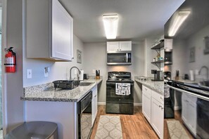 Apartment (1 Bedroom) | Private kitchen | Microwave, oven, stovetop, dishwasher - Romantic Apt: Private Patio & Shared Hot Tub! (Galveston)