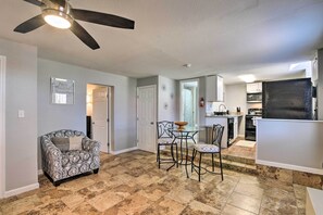 TV, books - Romantic Apt: Private Patio & Shared Hot Tub! (Galveston)