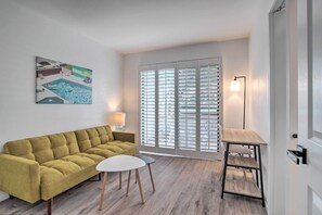 Apartment (3 Bedrooms) | Interior - Modern Palm Springs Townhome Near Golf Courses (Palm Springs)