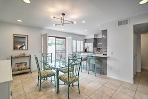 Apartment (3 Bedrooms) | Interior - Modern Palm Springs Townhome Near Golf Courses (Palm Springs)