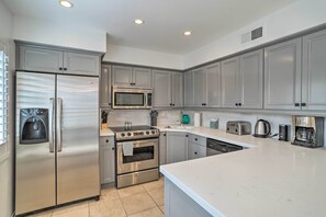 Apartment (3 Bedrooms) | Interior - Modern Palm Springs Townhome Near Golf Courses (Palm Springs)