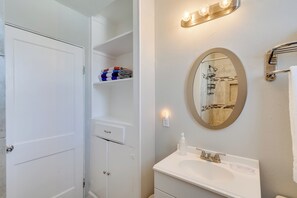 Apartment (2 Bedrooms) | Interior - Deck & Shared Hot Tub: Apt 3 Mi to Dtwn Galveston! (Galveston)