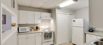 3 Mi to Dtwn Galveston: Beautiful Apt w/ Deck!