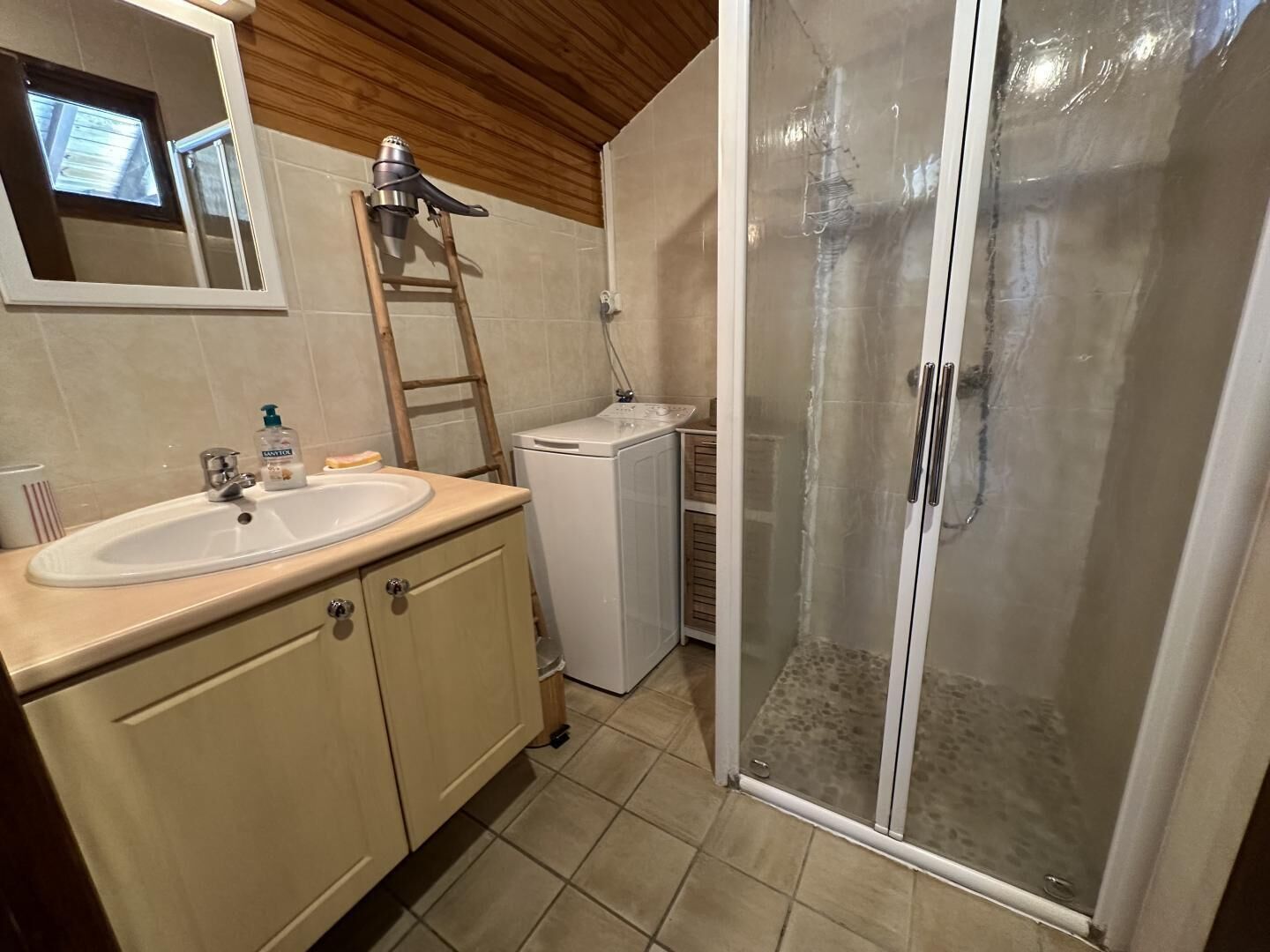 Shower, towels