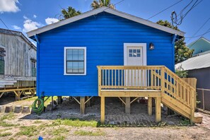 Interior - Blue Dolphin' Cottage: Walk to Galveston Seawall! (Galveston)