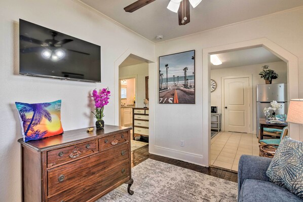 Living area - Blue Dolphin' Cottage: Walk to Galveston Seawall! (Galveston)