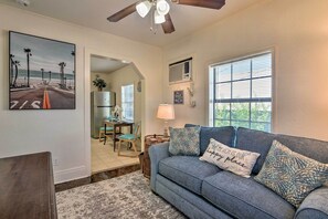 Interior - Blue Dolphin' Cottage: Walk to Galveston Seawall! (Galveston)