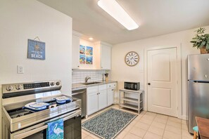 Microwave, oven, stovetop, dishwasher - Blue Dolphin' Cottage: Walk to Galveston Seawall! (Galveston)
