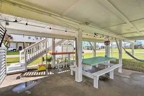 House (2 Bedrooms) | Interior - Lively Galveston Home w/ Deck & Beach Views! (Galveston)