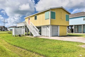 House (2 Bedrooms) | Interior - Lively Galveston Home w/ Deck & Beach Views! (Galveston)